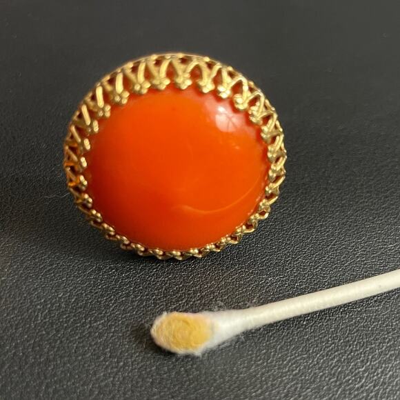 Vintage Bakelite Orange PAT PEND Ornately‎ Pronged Clip On Earrings - Picture 2 of 8